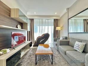 Comfort Studio, 1 King Bed, Non Smoking, City View | Living area