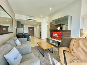 Comfort Studio, 1 King Bed, Non Smoking, City View | Living area