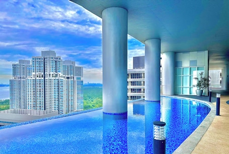 Piscina externa. Encorp Marina Puteri Harbour by Stayrene