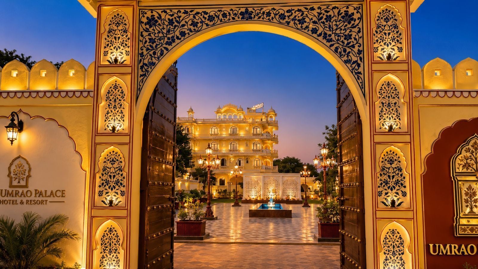 Indgangen til Umrao Palace Hotel & Resort med dekorative buer og en veloplyst gård.