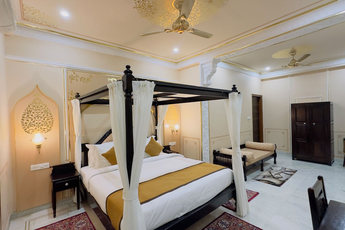 Desk, soundproofing, free WiFi, bed sheets