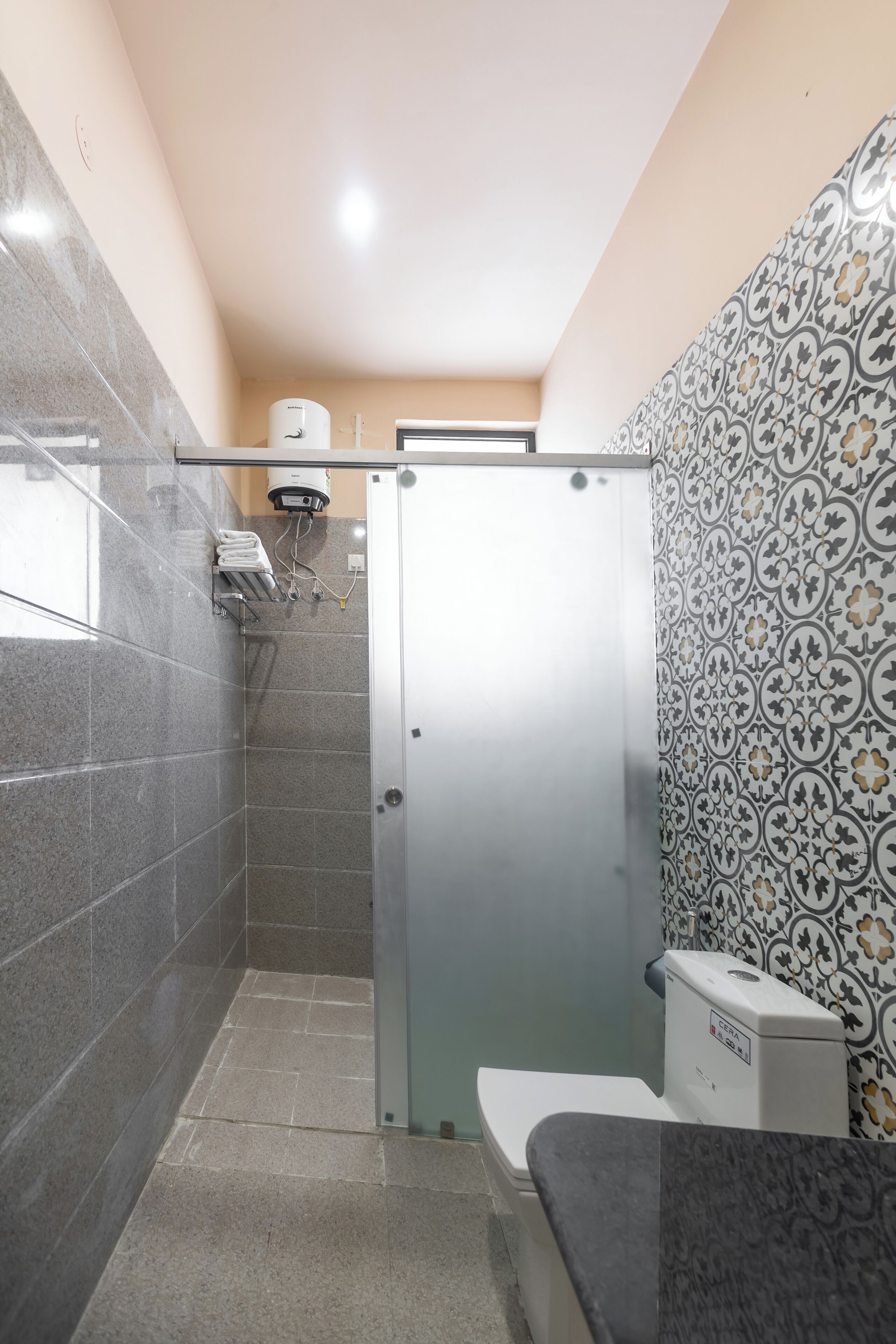 Ein Badezimmer mit Dusche, Toilette und Waschbecken.