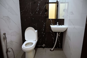 Chuveiro, toalhas de banho, sabonete, shampoo