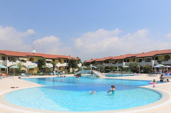 Departamento, 2 habitaciones, vista al jardín | Alberca | Alberca al aire libre 