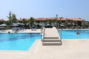 Apartment, 2 Schlafzimmer, Gartenblick | Pool | Außenpool