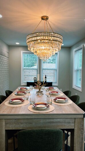 Dining - Gilded Magnolia Hideout|Sleeps8|Hot Tub|pet+ (Savannah)