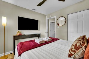 4 Schlafzimmer, Schreibtisch, Bügeleisen/Bügelbrett, Reisekinderbett