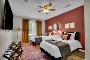 4 عدّة غرف نوم ومكتب ومكواة/لوح كي وسرير سفر