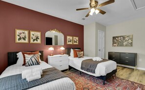 4 habitaciones, escritorio y tabla de planchar con plancha 