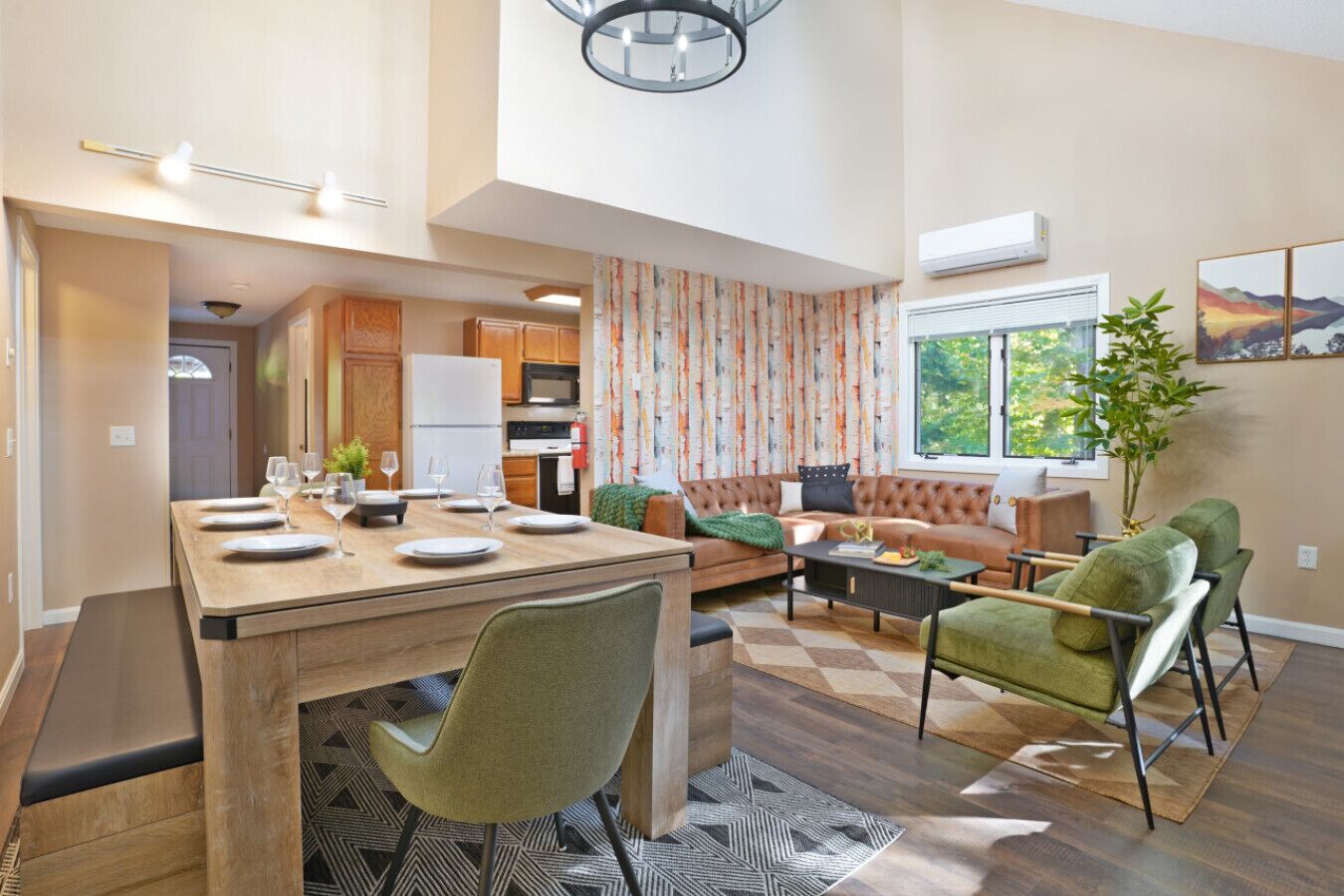 Un salon moderne comprenant un coin repas, un canapé et une table basse.