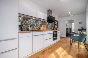 Fridge, oven, stovetop, dishwasher