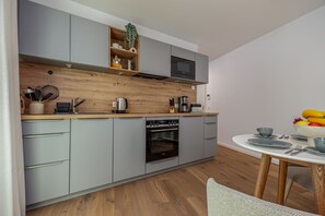 Réfrigérateur, four à micro-ondes, un four, surface de cuisson