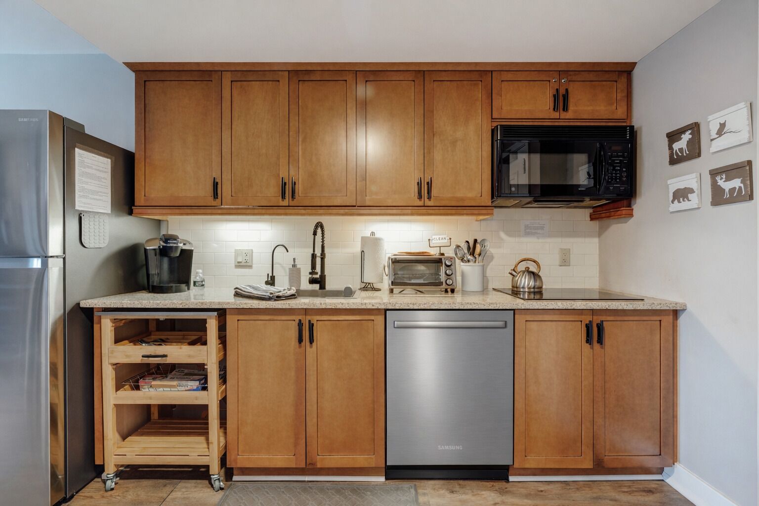 Réfrigérateur, four à micro-ondes, surface de cuisson, lave-vaisselle