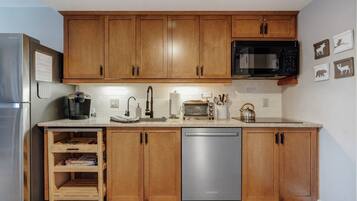 Réfrigérateur, four à micro-ondes, surface de cuisson, lave-vaisselle