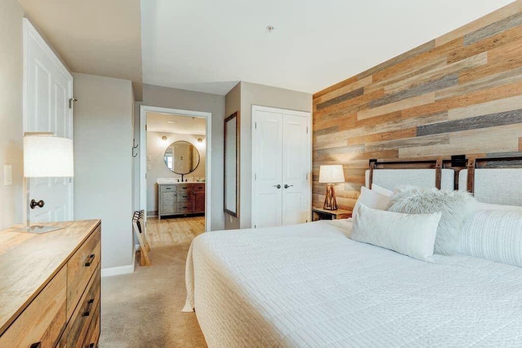 1 makuuhuone, työpöytä, silitysrauta/-lauta, vauvan matkasänky