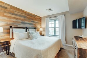 1 chambre, bureau, fer et planche à repasser, lit de bébé portatif