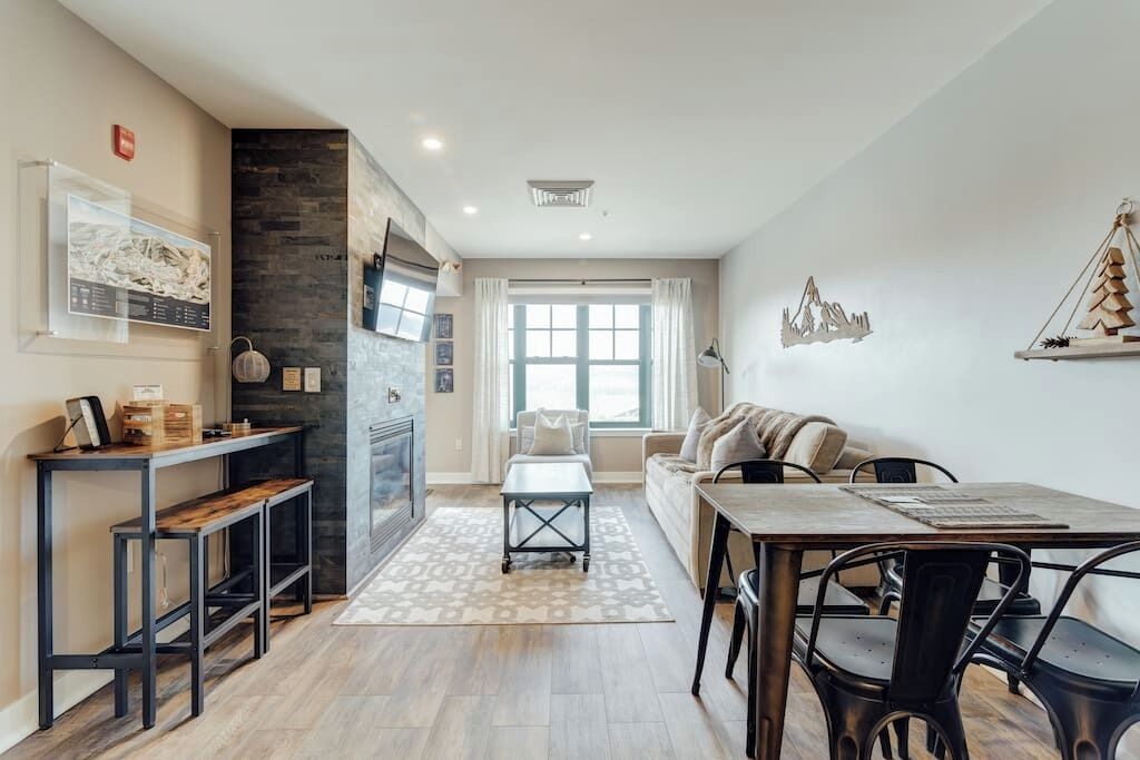 Een smart-tv, een open haard, videogames en tafelvoetbal