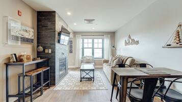 Een smart-tv, een open haard, videogames en tafelvoetbal