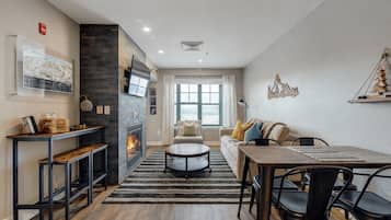 Una Smart TV, una chimenea, videojuegos, un futbolín