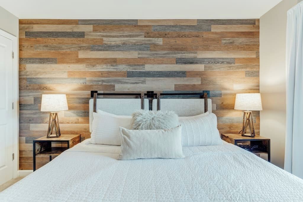 1 habitación, escritorio, tabla de planchar con plancha y cuna de viaje 