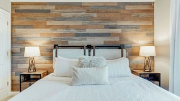 1 slaapkamer, een bureau, een strijkplank/strijkijzer, reisbedje