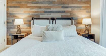 Rustic Chic Stays - Walk to Mountain Creek Resort - Pool + Hot Tubs + Sauna!