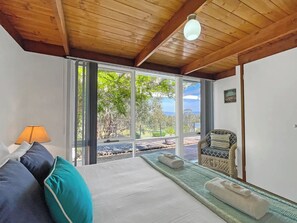 4 bedrooms, iron/ironing board, Internet, bed sheets