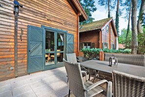Outdoor dining - Holiday Home 'Reiher' with Shared Terrace, Communal Garden and Wi-Fi (Lychen)