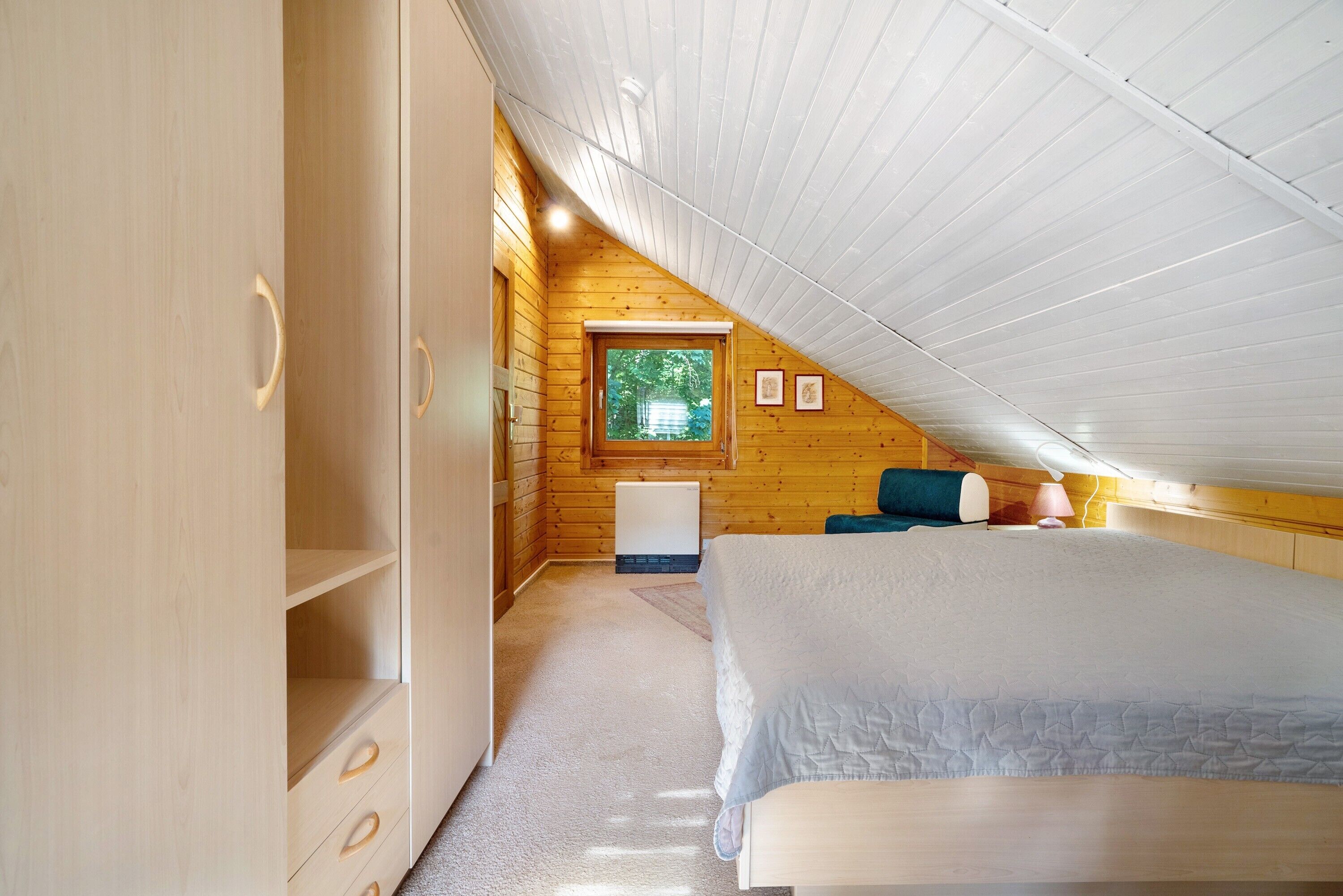 2 bedrooms, iron/ironing board, WiFi