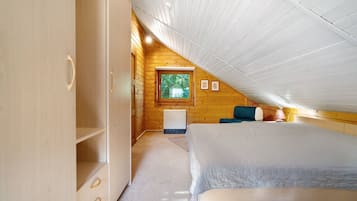 2 bedrooms, iron/ironing board, WiFi