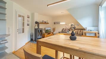 Televisie, een open haard, boeken en een stereo