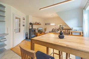 TV, peis, bøker og stereoanlegg