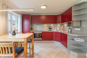 ثلاجة، ميكروويف، فرن، موقد طهي مسطح