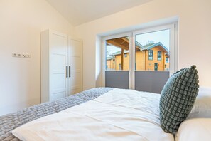 2 bedrooms, travel crib, free WiFi