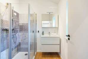 Shower, hair dryer - Vacation home "Huus Plüschmors" in Kating for up to 4 people (Kating)