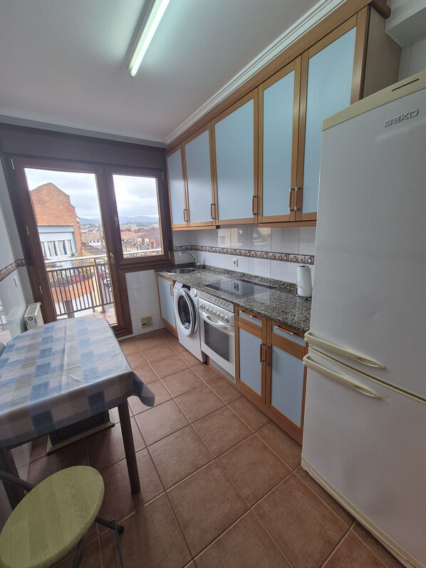Refrigerador, microondas, horno, cafetera/tetera