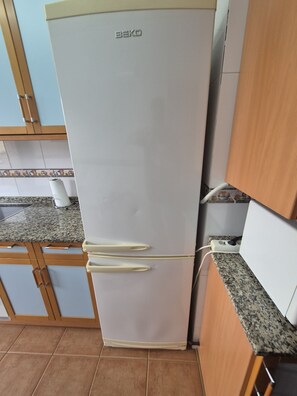 Refrigerador, microondas, horno, cafetera/tetera