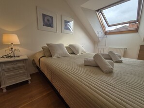 2 habitaciones, tabla de planchar con plancha y ropa de cama