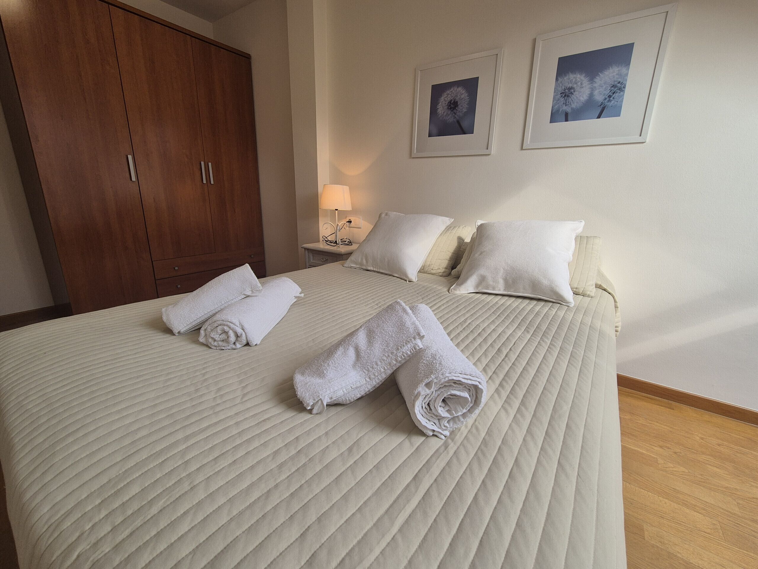 2 soverom, strykejern/-brett og sengetøy