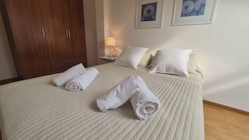 2 makuuhuonetta, silitysrauta/-lauta, vuodevaatteet