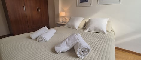 2 soverom, strykejern/-brett og sengetøy