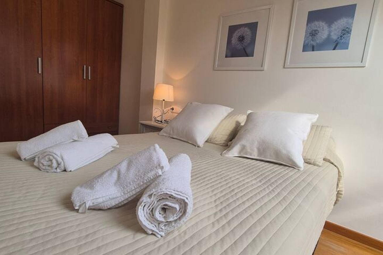 2 dormitorios, tabla de planchar con plancha, ropa de cama