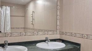 Serviettes fournies, shampoing
