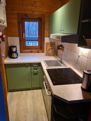Fridge, oven, stovetop, coffee/tea maker