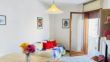 Appartamento, 1 camera da letto, balcone, vista oceano | Area soggiorno