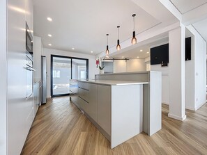 Réfrigérateur, four à micro-ondes, un four, surface de cuisson
