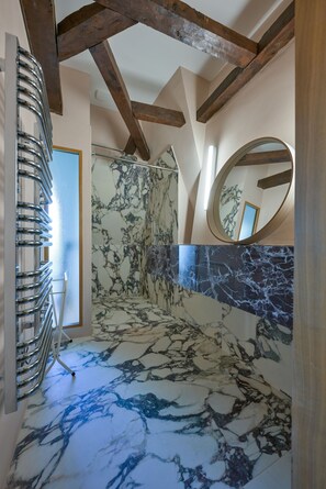 Traditionelt værelse med dobbeltseng eller 2 enkeltsenge - eget badeværelse - udsigt til gårdsplads | Gratis Wi-Fi