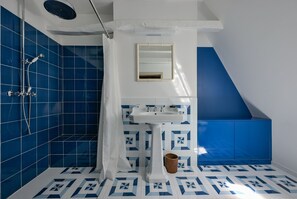 Deluxe-værelse med dobbeltseng eller 2 enkeltsenge - eget badeværelse - udsigt til gårdsplads | Badeværelse | Bruser, håndklæder, Sæbe, Shampoo