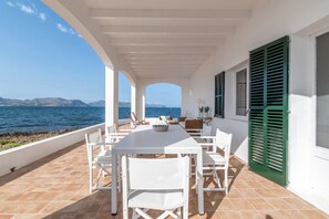 Outdoor dining - Villa 'Punta Marina' with sea views, private terrace and Wi-Fi (Illes Balears)