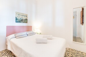 3 bedrooms, iron/ironing board, WiFi, bed sheets - Villa 'Punta Marina' with sea views, private terrace and Wi-Fi (Illes Balears)